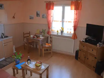 Wohnbereich mit kleiner Küchenzeile