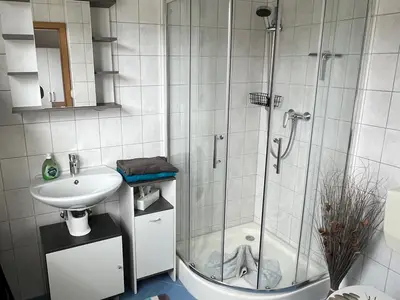 Bad mit Dusche und WC