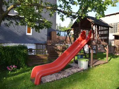 Spielturm mit Rutsche, Sandkasten und Schaukel