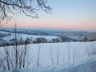 Blick auf ein tiefverschneites Oberweißbach