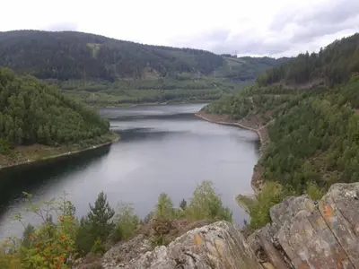 Rundwandweg um die Talsperre Leibis