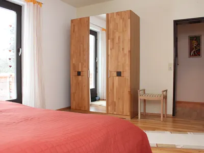 Schlafzimmer mit Doppelbett