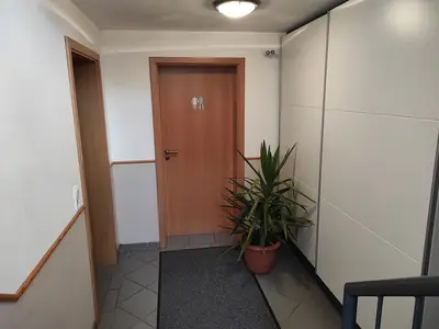 Treppenzugang. Eingang zur Wohnung und Badezimmer