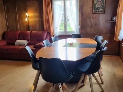 Wohnzimmer mit grossem Esstisch