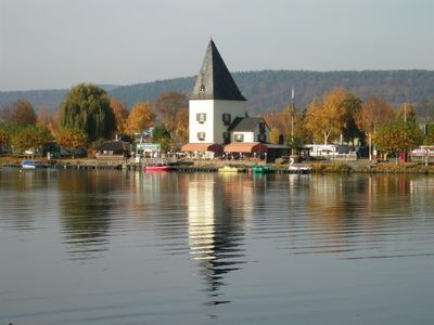 Schweicher Fährturm an der Mosel