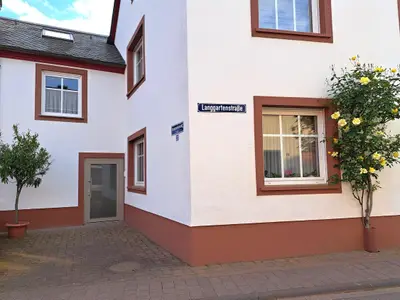 Eingang neben dem Haupthaus