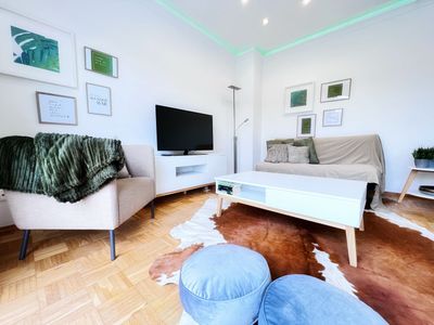 Schlafcouch mit Smart-TV im Wohnzimmer