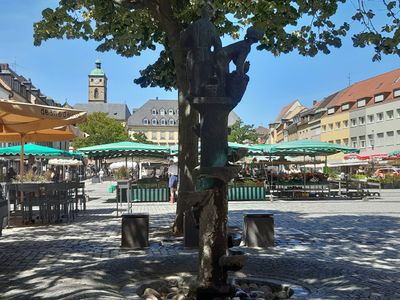 Schweinfurter Marktplatz mit Wochenmarkt und Rathaus