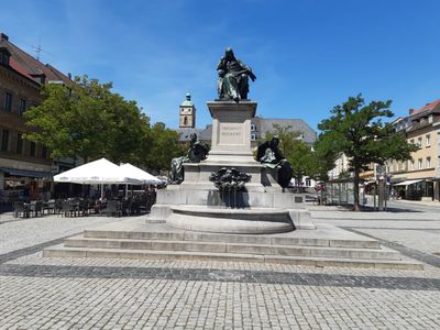Friedrich-Rückert-Denkmal auf dem Marktplatz