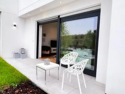 Eigene Terrasse vor dem Wohnzimmer