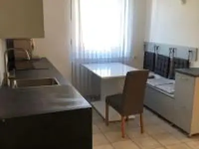 Küche mit Tisch