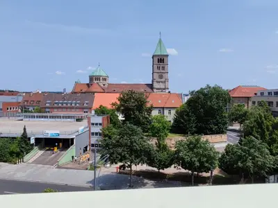 Ausblick aus dem Dachfenster in die Innenstadt