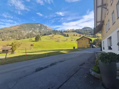Vor dem Haus