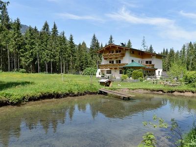 Eigener Teich und viel Grün ums Haus