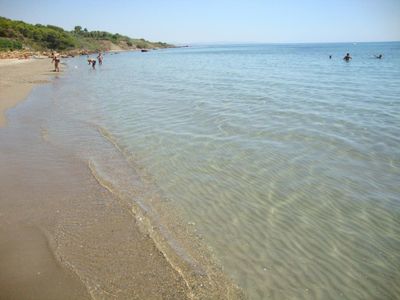 Strand mit kristallklarem Wasser