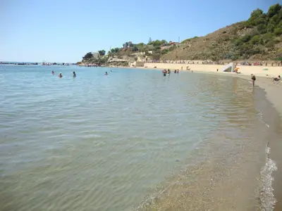 Strand mit kristallklarem Wasser
