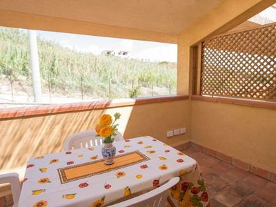 Balkon mit Tisch und Stühlen