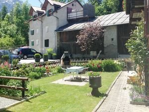 Gartensitzplatz mit eigenem Holzgrill