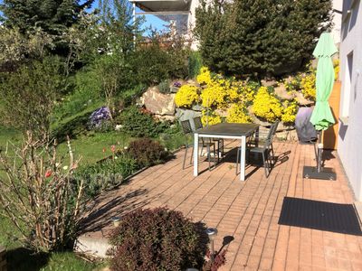 2,5-Zimmerwohnung: Grosse, komplett möblierte Gartenterrasse inkl. Sonnenschirme/Liegen.