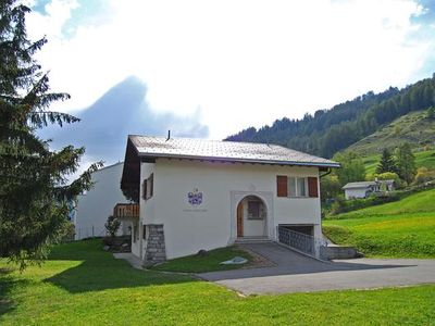 Blick auf den Haupteingang im Sommer