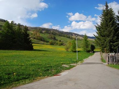 Blick vom Haupteingang auf Privatweg