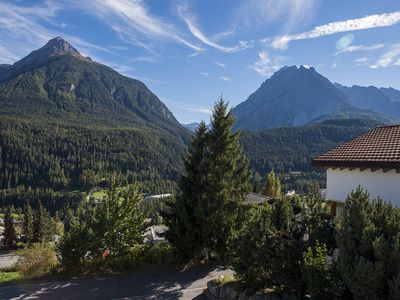 Die Aussicht vom Balkon auf die Engadiner Dolomiten