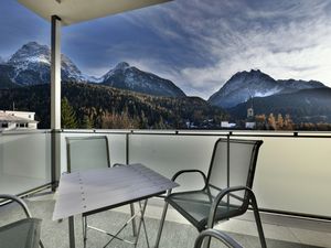 Aussicht von Terrasse auf die Engadiner Dolomiten