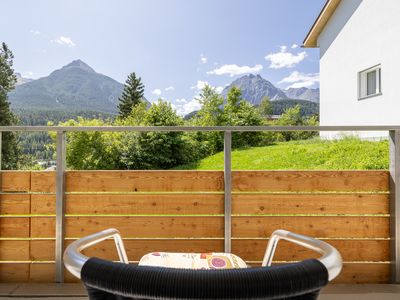 Südbalkon mit Aussicht auf die Engadiner Bergwelt