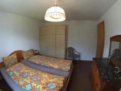 Schlafzimmer 1