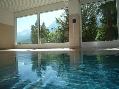 Schwimmbad mit schöner Aussicht