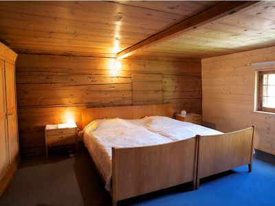 Schlafzimmer mit Doppelbett