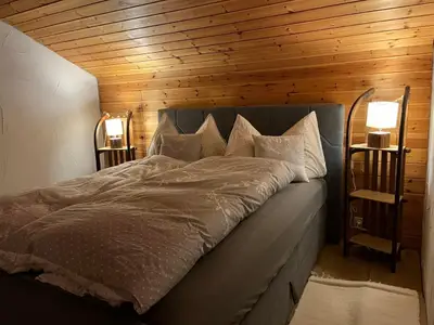 Schlafzimmer mit Boxspringbett 160x200cm - TV Schrank und Kommode