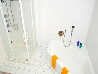 Badezimmer mit Dusche und Badewanne