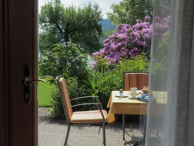 Blick über die Terrasse zum See