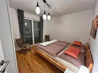 633880979
