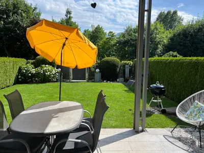 Gartenfoto mit Griller - komprimiert