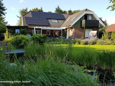 Blick aufs Haus vom Garten