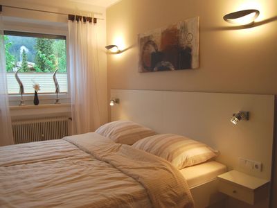 Schlafbereich. Schlafzimmer mit 2,20 m breitem King-Size-Doppelbett, begehbarem Schrank, Safe und LED TV