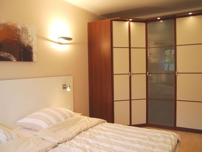 Schlafbereich. Schlafzimmer mit Kingsize-Bett (2,20 m breit) beghbarem Schrank, LED TV, Safe