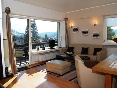 Kochbereich. Wohnzimmer mit Essbereich, Südbalkon und gigantischem Ausblick auf die Alpen