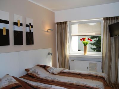 Schlafbereich. Separates Schlafzimmer mit 2,20 m breitem King-Size-Doppelbett, LED TV, großzügigem Schrank und Safe