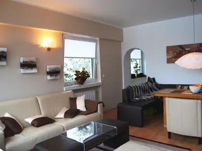 Wohnbereich. Wohnzimmer mit Ledersofa und integriertem zusätzlichen Doppelbett sowie Essbereich