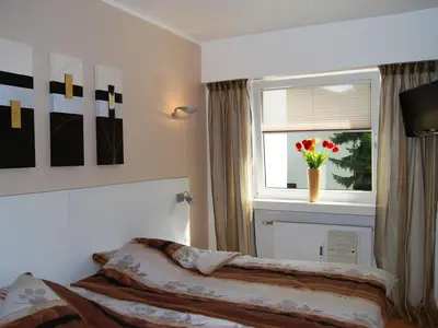 Schlafbereich. Separates Schlafzimmer mit 2,20 m breitem King-Size-Doppelbett, LED TV, großzügigem Schrank und Safe