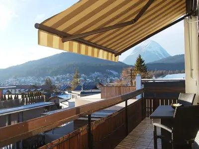 Balkon. Südbalkon mit gigantischer Aussicht auf die Alpen, Tisch, Stühlen, Liegestüheln, Elektrogrill und Markise