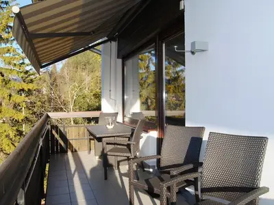 Balkon. SÜD-Westbalkon mit Markise, Tisch, Stühlen, Liegestühlen und phantasitschem Blick auf die Alpen und Seefeld