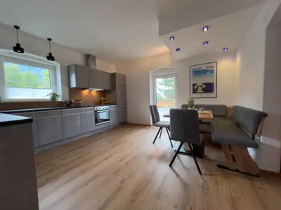 1 Küche mit Essbereich_HE