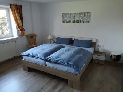 Schlafzimmer mit Doppelbett