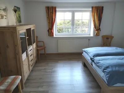 Schlafzimmer mit Doppelbett