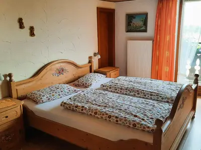 Schlafzimmer 1 (Doppelbett und Einzelbett)