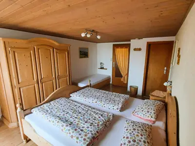 Schlafzimmer 1 (Doppelbett und Einzelbett)